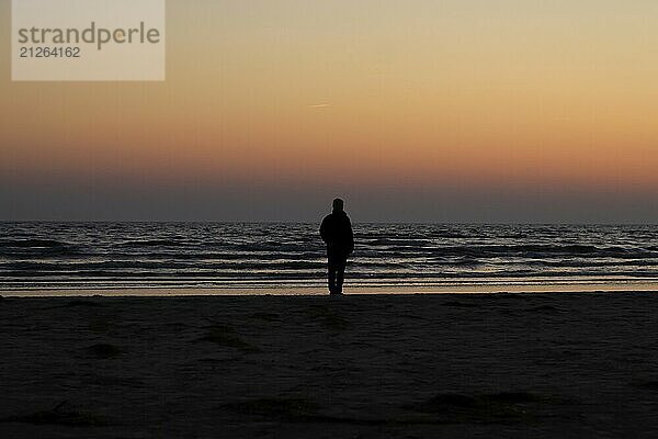 Sonnenaufgang am Ostseestrand bei Karlshagen  Mann mit Kamera  September  Usedom  Mecklenburg-Vorpommern  Deutschland  Europa