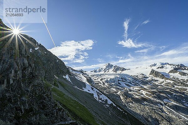 Hochalpine Berglandschaft mit Sonnenstern  Gipfel des Aiguille de Chardonnet und Glacier du Tour  Gletscher und Berggipfel  Chamonix  Haute-Savoie  Frankreich  Europa