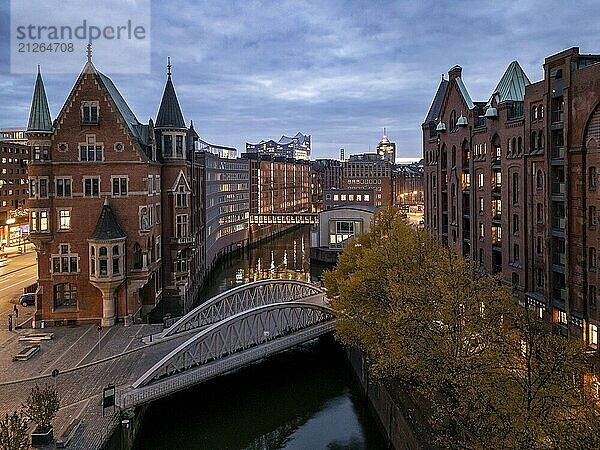 Luftaufnahme historischer Backsteinarchitektur der Speicherstadt Hamburg am Sankt Annenfleet mit Elbphilharmonie bei Abendbeleuchtung zur Blauen Stunde  Speicherstadt  Hamburg  Deutschland  Europa