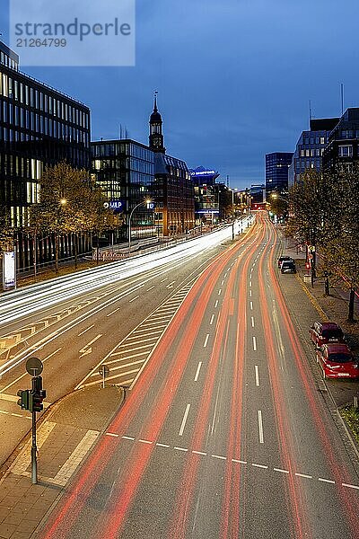 Blick vom Rödingsmarkt auf die Ludwig-Erhard-Straße und die Hauptkirche St. Michaels (Michel) zur blauen Stunde mit Lichterspuren von Autos und modernen Gebäuden im Hintergrund  Hamburg  Deutschland  Europa