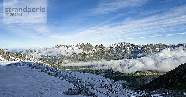 Ausblick auf Berggipfel und ins Tal von Chamonix mit Hochnebel  Chamonix  Haute-Savoie  Frankreich  Europa