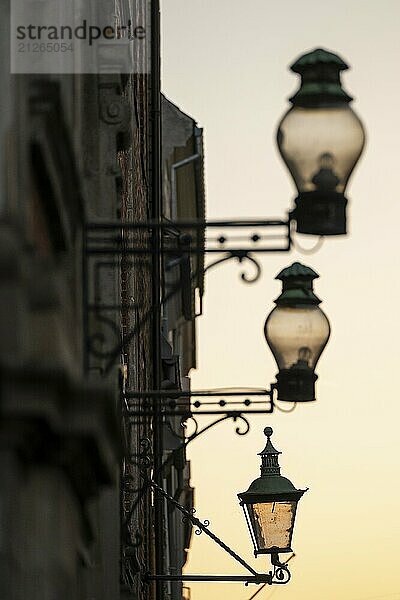 Silhouette historischer Straßenlampen oder Straßenlaternen im Abendlicht  nostalgische Atmosphäre  Kopenhagen  Dänemark  Europa