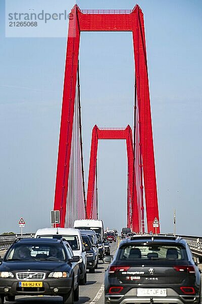 Verkehr auf der Rheinbrücke Emmerich  Bundesstraße B220  längste Hängebrücke Deutschlands  wird zur Zeit saniert  Brückenschäden  Niederrhein  Nordrhein-Westfalen  Deutschland  Europa