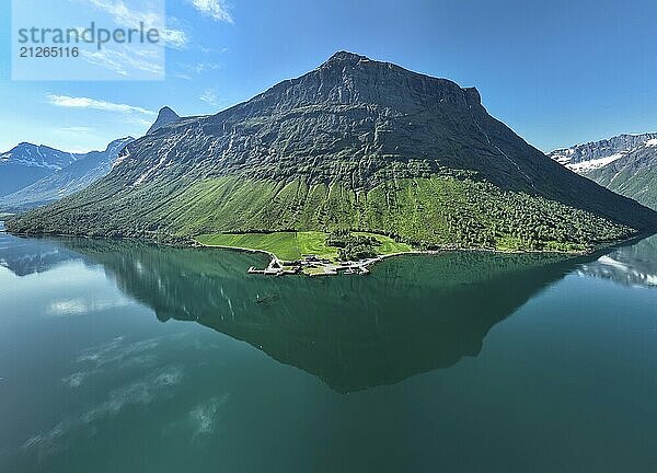 Panoramaluftaufnahme des inneren Hjorundfjords  Berg Stalbergneset  Bauernhof am Fjord  Norwegen  Europa