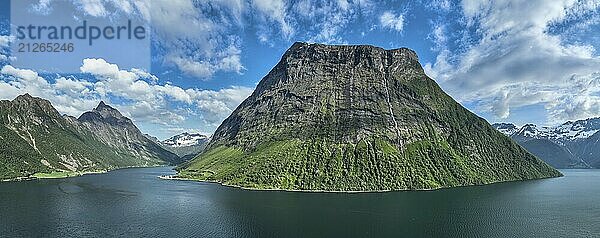 Panorama Luftaufnahme des Fjords Hjorundfjord  Berg Stalbergneset (Mitte)  Berg Slogen (hinten links)  Norwegen  Europa