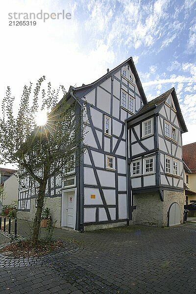 Historisches Fachwerkhaus im Gegenlicht  Kirchenplatz  Butzbach  Wetterau  Hessen  Deutschland  Europa