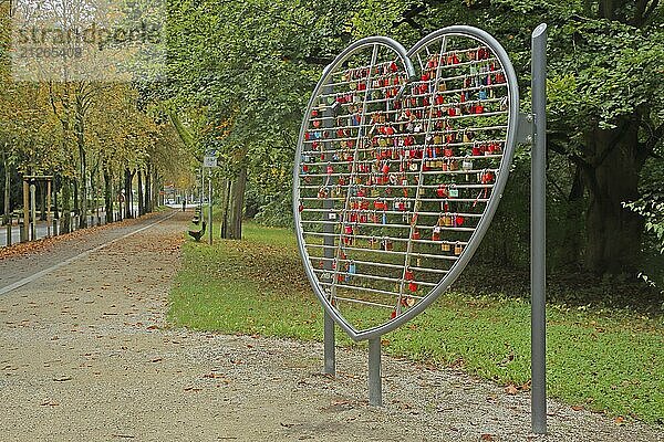 Herzförmiges Gestell mit Liebesschlösser  herzförmig  viele  Serie  Reihe  Anzahl  Menge  Ring  Rahmen  Metall  Stangen  Symbol  Liebe  Beziehung  Partnerschaft  Freundschaft  Treue  Ewigkeit  dauerhaft  immer  unendlich  geschlossen  zu  Bad Nauheim  Wetterau  Hessen  Deutschland  Europa