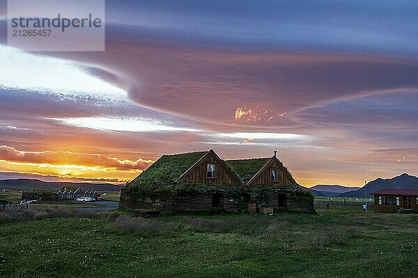 Sonnenuntergang am Bauernhof und Gästehaus Mödrudalur  dramatische Wolkenformation  nordwestlich von Egilsstadir  Island  Europa