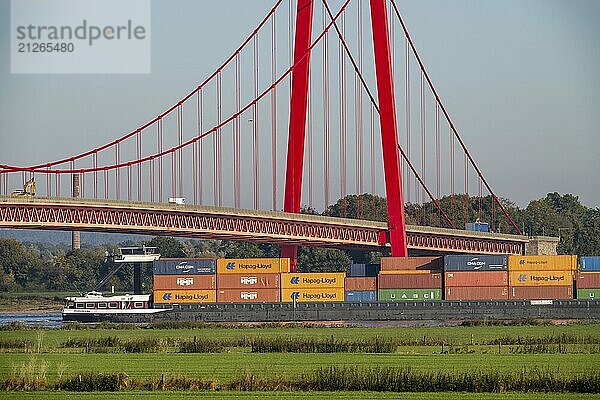 Die Rheinbrücke Emmerich  Bundesstraße B220  längste Hängebrücke Deutschlands  wird zur Zeit saniert  Brückenschäden  Containerfrachtschiff auf dem Rhein  Niederrhein  Nordrhein-Westfalen  Deutschland  Europa