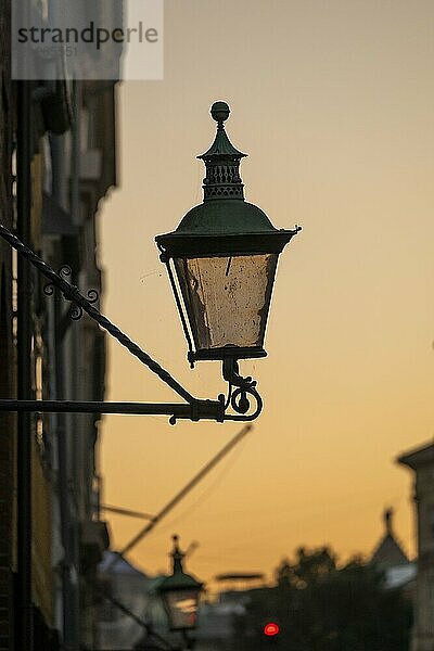 Silhouette historischer Straßenlampe oder Straßenlaterne im Abendlicht  nostalgische Atmosphäre  Kopenhagen  Dänemark  Europa