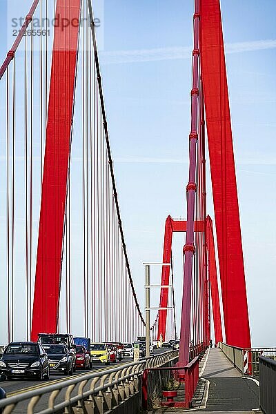 Verkehr auf der Rheinbrücke Emmerich  Bundesstraße B220  längste Hängebrücke Deutschlands  wird zur Zeit saniert  Brückenschäden  Radweg  Niederrhein  Nordrhein-Westfalen  Deutschland  Europa