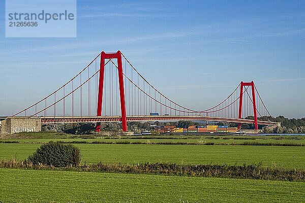 Die Rheinbrücke Emmerich  Bundesstraße B220  längste Hängebrücke Deutschlands  wird zur Zeit saniert  Brückenschäden  Containerfrachtschiff auf dem Rhein  Niederrhein  Nordrhein-Westfalen  Deutschland  Europa