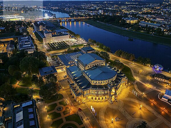 Theaterplatz mit Semperbau des Zwingers  Semperoper und Residenzschloss.  Dresden Nachtluftbild  Dresden  Sachsen  Deutschland  Europa