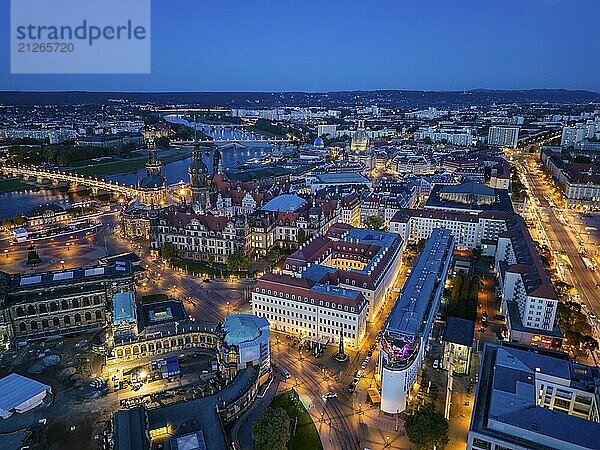 Postplatz mit Zwinger  Taschenbergpalais und Residenzschloss  Dresden Nachtluftbild  Dresden  Sachsen  Deutschland  Europa