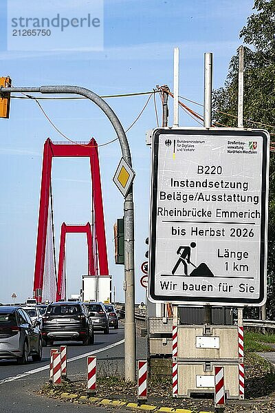 Verkehr auf der Rheinbrücke Emmerich  Bundesstraße B220  längste Hängebrücke Deutschlands  wird zur Zeit saniert  Brückenschäden  Hinweisschild  Niederrhein  Nordrhein-Westfalen  Deutschland  Europa