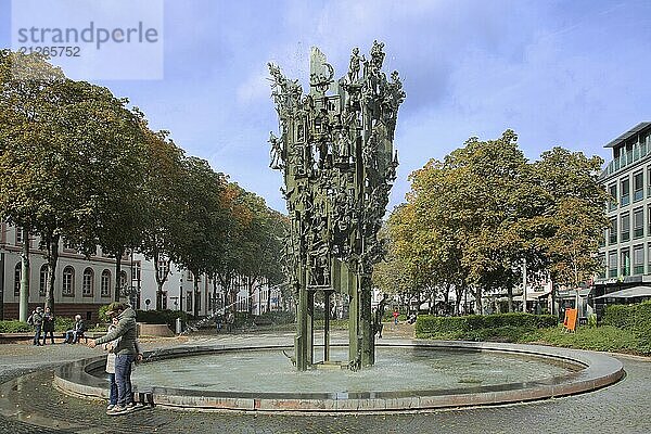 Fastnachtsbrunnen von Blasius Spreng 1963  Fasching  Brunnen  Fasnacht  Skulptur  Figuren  Wasserspiele  Wasserbecken  Menschen  Schillerplatz  Altstadt  Mainz  Rheinhessen  Rheinland-Pfalz  Deutschland  Europa