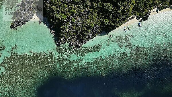 Luftaufnahme der tropischen Insel der Philippinen. Weißer Sandstrand  Felsen Klippen Berge mit blauer Bucht und schöne Korallenriff