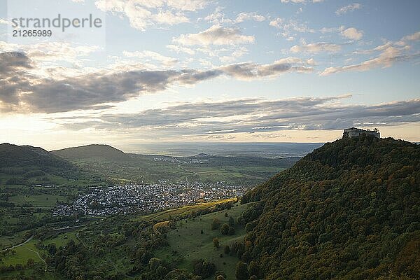 Herbstliche Stimmung auf der Schwäbischen Alb mit Burgruine Burgfestung Hohen Neuffen zum Sonnenuntergang. Blick ins Tal und Richtung Neuffen  welches von tiefstehender Sonne angestrahlt wird