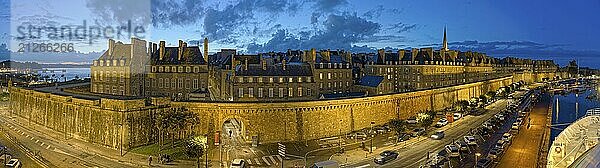 Stadtmauer beleuchtet Panorama St. Malo Frankreich