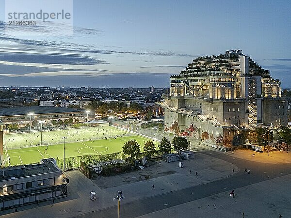 Luftaufnahme des Hamburg Bunker mit begrünten Terrassen und moderner Architektur im abendlichen Stadtbild zur Blauen Stunde  Heiligengeistfeld  St. Pauli  Altona  Hamburg  Deutschland  Europa