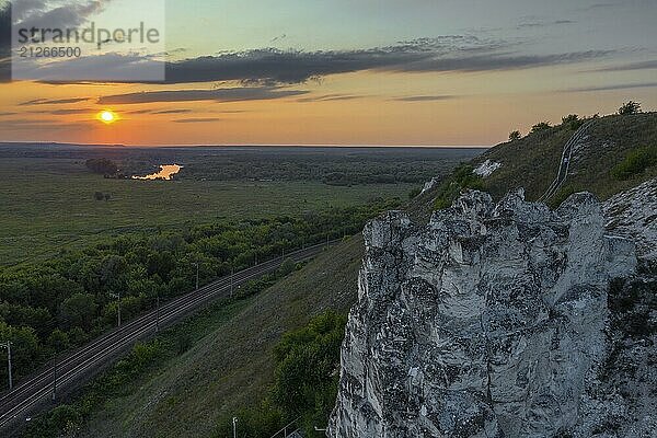 Schöner Sonnenuntergang über einem grünen Tal. Divnogorye Museum Reservat  Region Woronesch  Russland  Europa