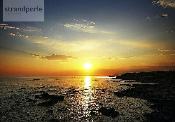 Schöne Landschaft mit Sonnenuntergang über dem Meer