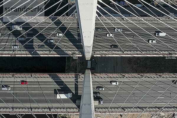 Draufsicht auf eine Schrägseilbrücke mit Autos in St. Petersburg