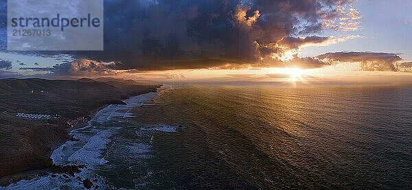 Luftpanorama des Strandes von Legzira mit gewölbten Felsen an der Atlantikküste bei Sonnenuntergang in Marokko