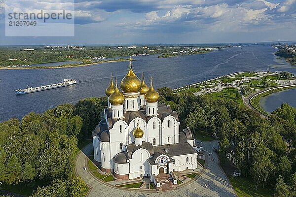 Luftaufnahme der Mariä Entschlafens Kathedrale in Jaroslawl  Park Strelka und Wolga Fluss