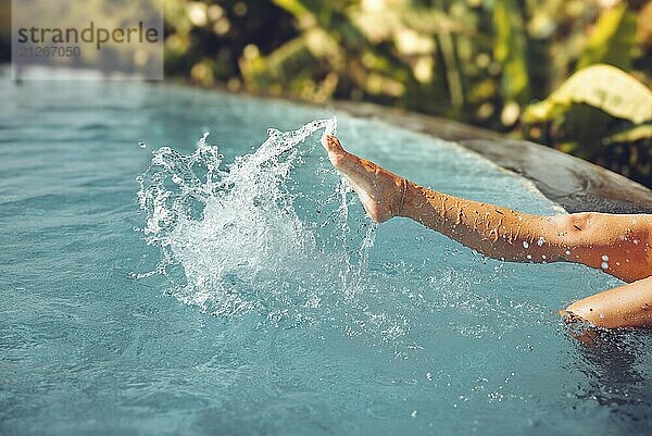 Schöne Frauenbeine Plantschen im Pool  Bali  Indonesien  Asien