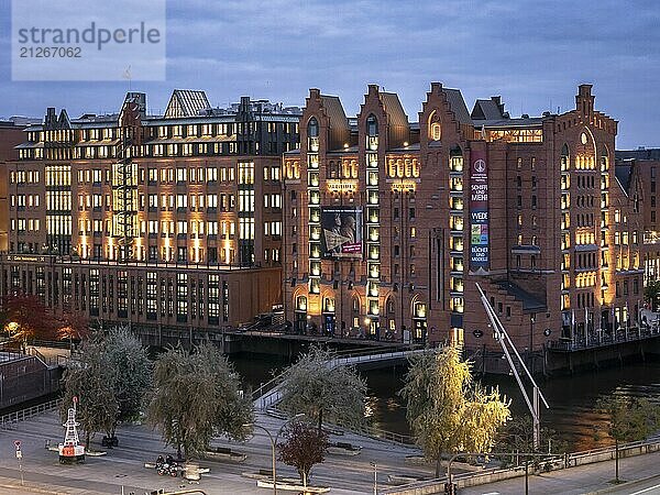 Luftaufnahme Internationales Maritimes Museum Hamburg umgeben von Bäumen zur Blauen Stunde bei Abenddämmerung  Speicherstadt  Hamburg  Deutschland  Europa