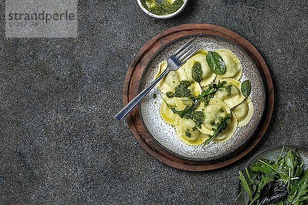 Food  Food  Lebensmittel  Italienische Spinat Ricotta Ravioli  Draufsicht  schwarzer Hintergrund  Kopierraum  Vegetarisches Essen  vegane Ravioli