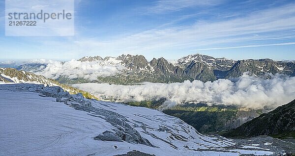 Ausblick auf Berggipfel und ins Tal von Chamonix mit Hochnebel  Chamonix  Haute-Savoie  Frankreich  Europa