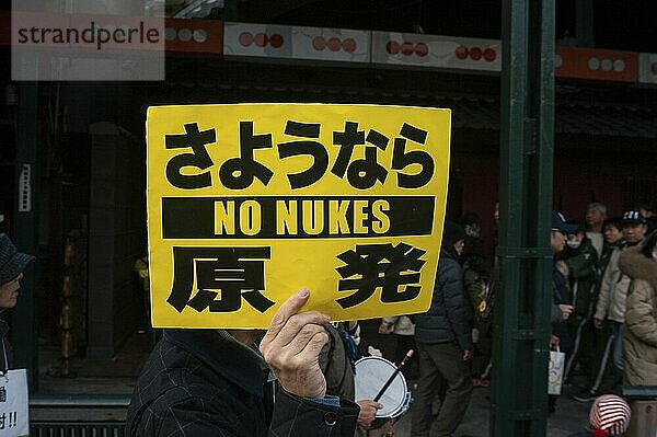 23.12.2017  Kyoto  Japan  Asien  Ein Mann protestiert auf einer Hauptstraße im Zentrum von Kyoto gegen Atomwaffen  Asien