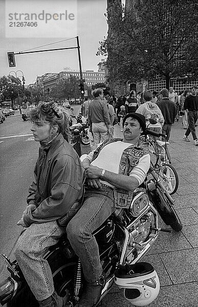 Deutschland  Berlin  20.07.1991  Rocker mit Motorrad  vor der Gedächtniskirche am Breitscheidplatz  Europa