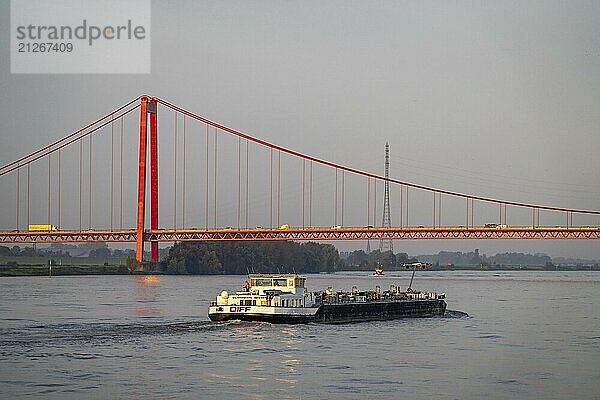 Die Rheinbrücke Emmerich  Bundesstraße B220  längste Hängebrücke Deutschlands  wird zur Zeit saniert  Brückenschäden  Frachtschiff auf dem Rhein  Niederrhein  Nordrhein-Westfalen  Deutschland  Europa