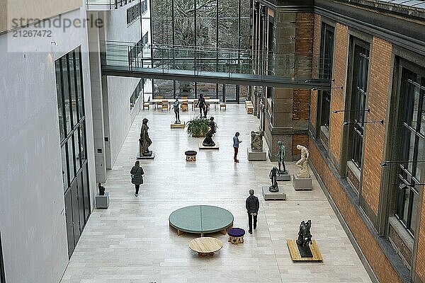 Skulpturen und Menschen in der Nationalgalerie von  Kopenhagen  Dänemark  Europa