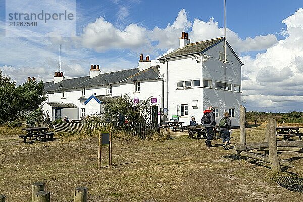 Menschen in Coastguard Cottages  Dunwich Heath  Suffolk  England  UK