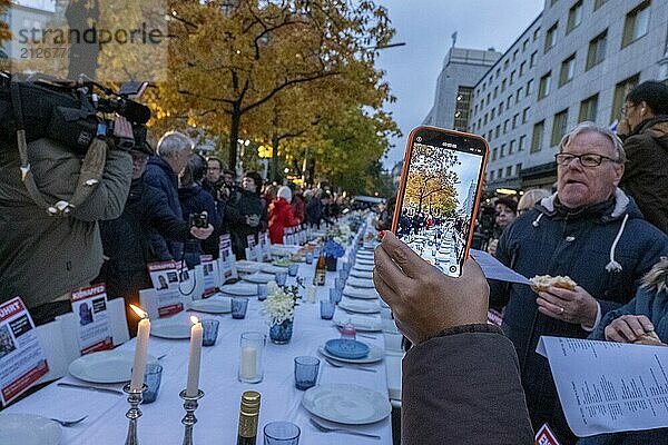 Deutschland  Berlin  27.10.2023  Jüdische Gemeinde ruft zu Solidaritätsaktion auf. Die Jüdische Gemeinde zu Berlin macht am 27.10.2023 mit einer Solidaritätsaktion auf das Schicksal der von der Hamas aus Israel entführten Geiseln aufmerksam. Dazu wurde vor dem Jüdischen Gemeindehaus in der Fasanenstraße ein festlich gedeckter Schabbat-Tisch mit rund 220 leeren Stühlen und Bildern der Entführten aufgebaut (Foto vom 27.10.2023) . An der Veranstaltung  bei der auch die Namen der Geiseln verlesen wurden  nahmen rund 350 Menschen teil.  Europa