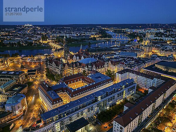 Historische Altstadt mit Taschenbergpalais  Residenzschloss  Hofkirche und Frauenkirche.  Dresden Nachtluftbild  Dresden  Sachsen  Deutschland  Europa