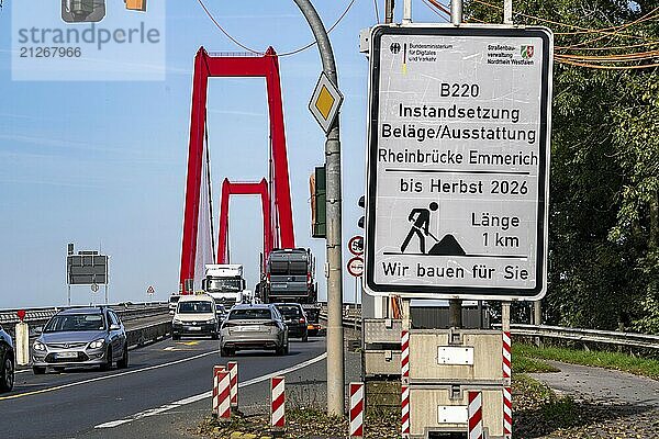 Verkehr auf der Rheinbrücke Emmerich  Bundesstraße B220  längste Hängebrücke Deutschlands  wird zur Zeit saniert  Brückenschäden  Hinweisschild  Niederrhein  Nordrhein-Westfalen  Deutschland  Europa