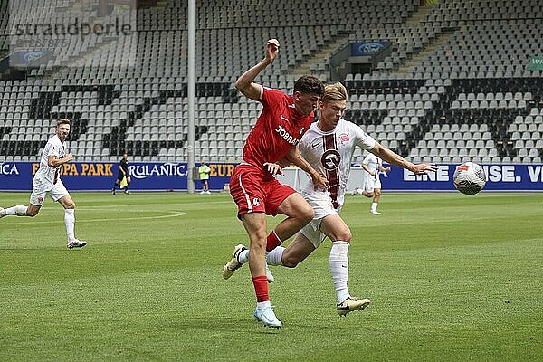 U23) im Düll mit Noel Knoth (Kickers Offenbach) beim Spiel der Fussball-RL SW 24-25: 1. Sptg: SC Freiburg II vs Kickers Offenbach