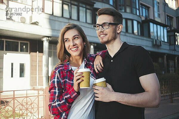 Awesome Paar zu Fuß auf der Straße und trinken einen Kaffee