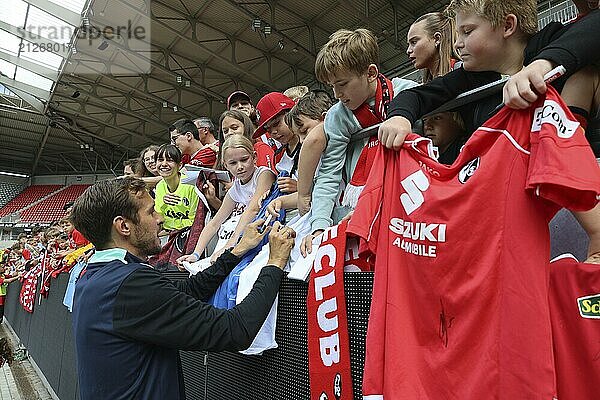 Erst Pflichtaufgabe erfolgreich gemeistert. Mit viel Freude gibt der neue Chef-Trainer Julian Schuster (SC Freiburg) Autogramme an die jungen Fans nach der ersten Trainingseinheit beim Trainingsauftakt Fußball-Bundesligist SC Freiburg 2024 DFL REGULATIONS PROHIBIT ANY USE OF PHOTOGRAPHS AS IMAGE SEQUENCES AND/OR QUASI-VIDEONann Foto: Joachim Hahne/johapress