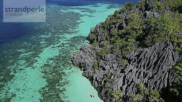 Luftaufnahme der tropischen Insel der Philippinen. Weißer Sandstrand  Felsen Klippen Berge mit blauer Bucht und schöne Korallenriff