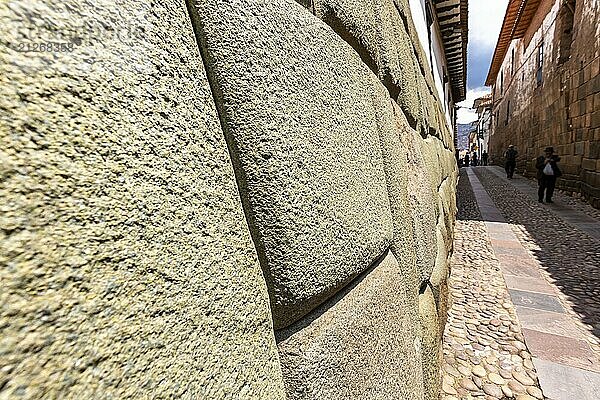 Zwölf Winkel Stein  Schöne schmale Straße und Gebäude Wand im Zentrum von Cusco oder Cuzco Stadt  Peru. Südamerika