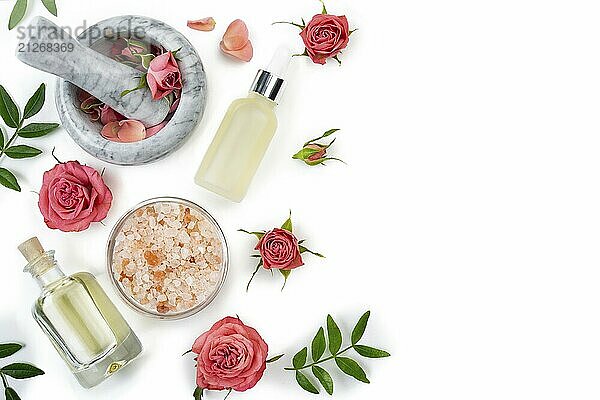 Flaches Design der Rose Kosmetik Konzept der Mörser und Stößel mit Rosenknospen mit Tropfer Salz und Öl Flasche auf weißem Hintergrund