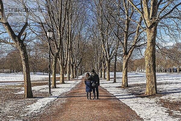 Oslo Norwegen  Schnee Winterlandschaft im Vigeland Park mit Liebespaar Touristen