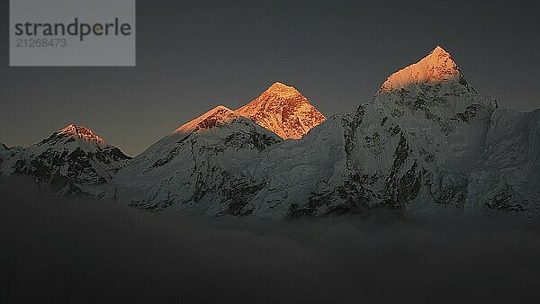 Mount Everest und Nuptse bei Sonnenuntergang  Blick von Kala Patthar  Nepal  Asien