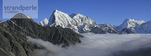 Nebelmeer und die Gipfel von Ama Dablam  Cholatse und Tobuche